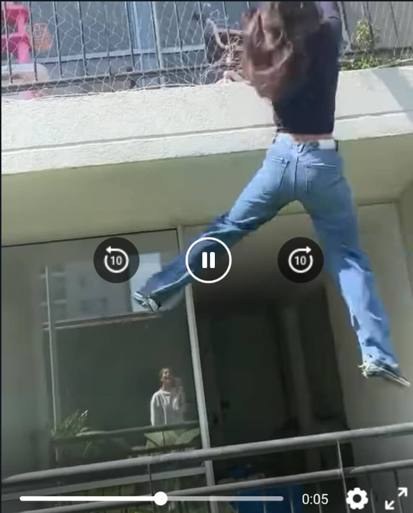 La chica que salta la cerca