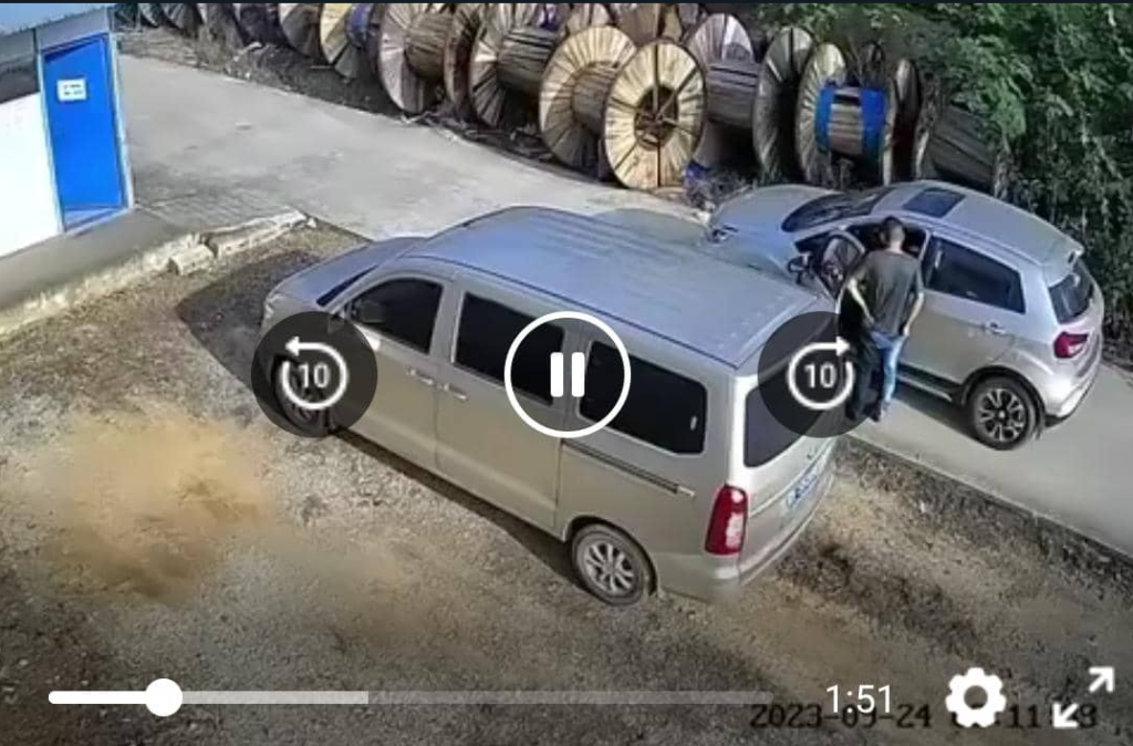 Se entera que su novia le es infiel con su mejor amigo y los desviv3 a ambos.